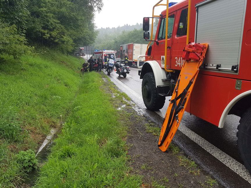 Wypadek w Komborni. Motocyklista zderzył się z samochodem osobowym