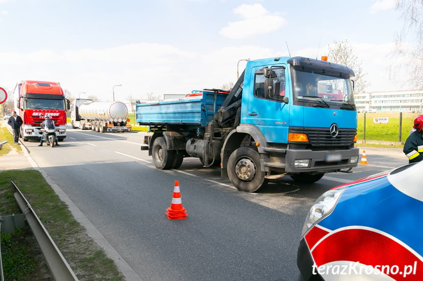 Wypadek w Krośnie.Pieszy wtargnął na jezdnię wprost pod jadący samochód ciężarowy