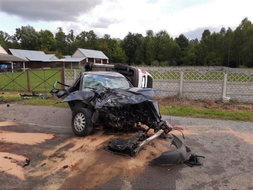 Wypadek w Kustrawie. Czołowe zderzenie audi i volkswagena