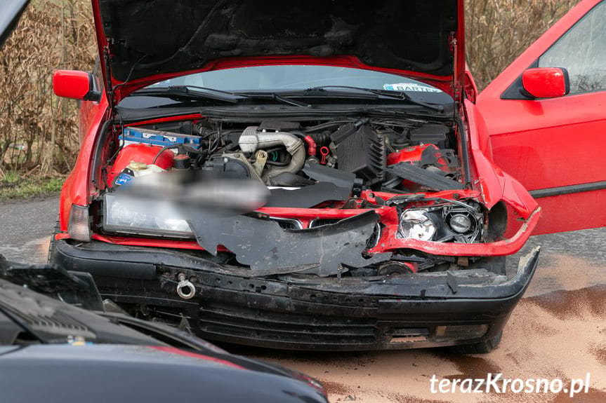 Wypadek w Łękach Strzyżowskich. Zderzenie Alfa Romeo z BMW