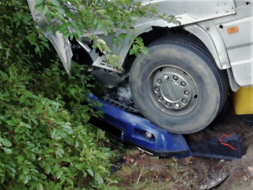 Wypadek w Ostrowie. Kierująca skodą wjechała pod tira