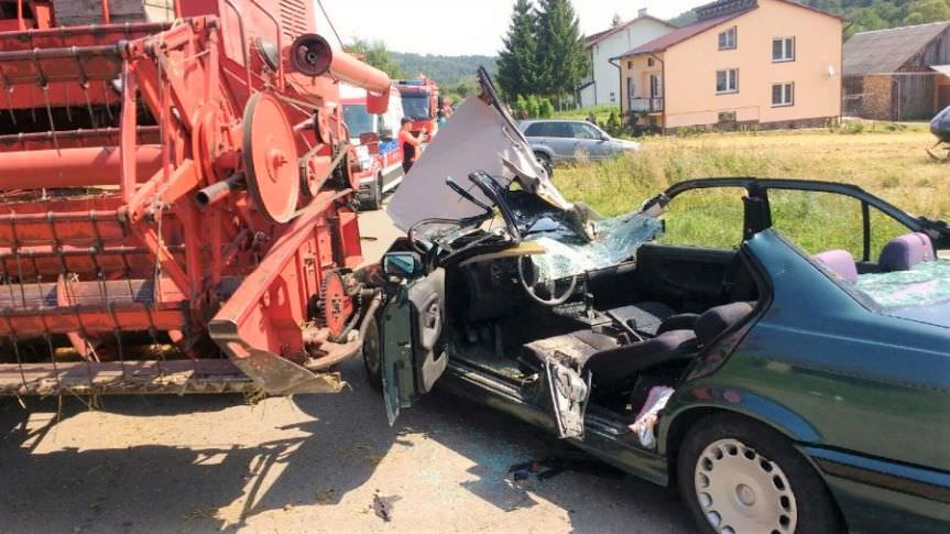 Wypadek w Piątkowej. Zderzenie samochodu osobowego z Kombajnem