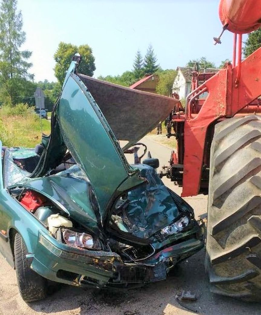 Wypadek w Piątkowej. Zderzenie samochodu osobowego z kombajnem