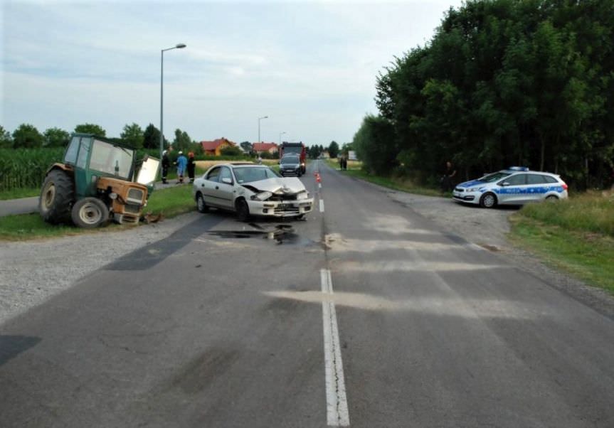 Zderzenie ciągnika rolniczego i samochodu osobowego w Szówsku