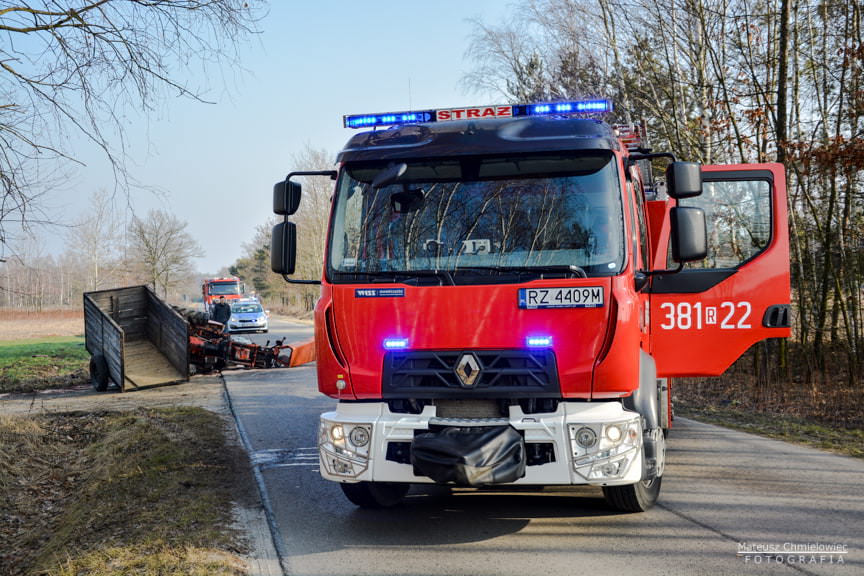 Zderzenie ciągnika rolniczego z mazdą w Stale-Siedlisko
