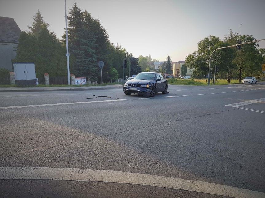 Zderzenie dwóch samochodów na skrzyżowaniu w Krośnie