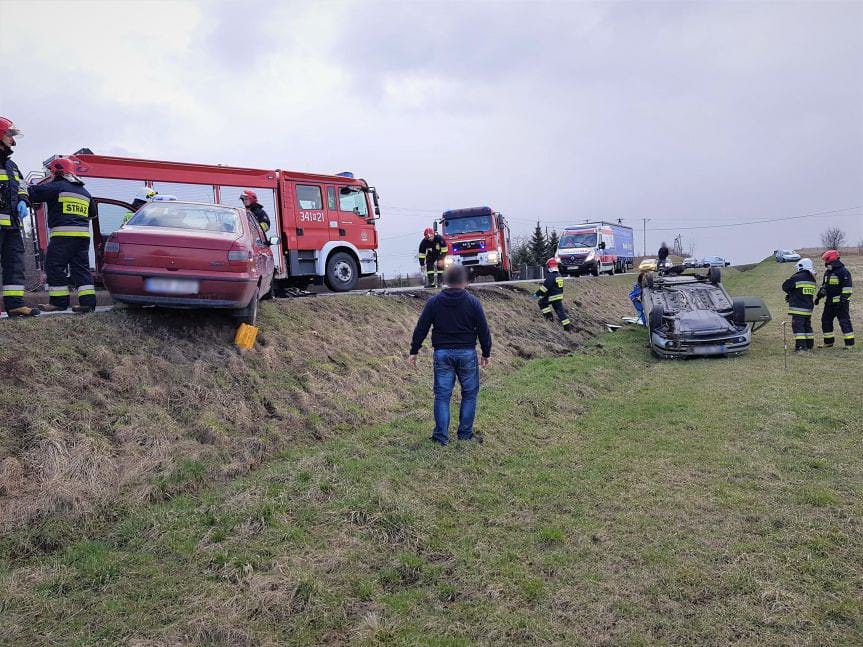 Zderzenie dwóch samochodów osobowych w Rogach