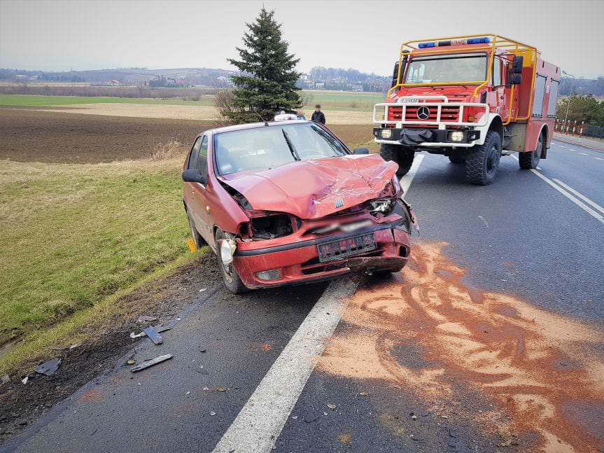 Zderzenie dwóch samochodów osobowych w Rogach