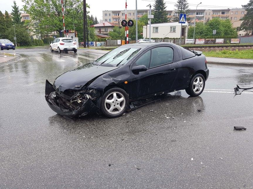 Zderzenie Forda i Opla na  ulicy Bieszczadzkiej w Krośnie