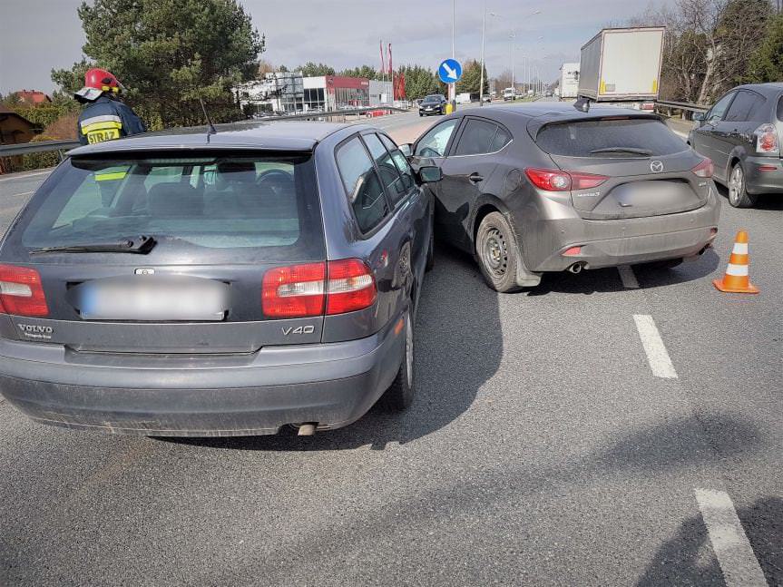 Zderzenie mazdy z volvo na drodze krajowej nr 28 w Krośnie