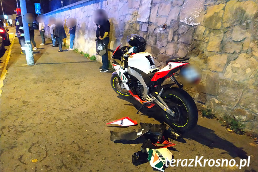 Zderzenie motocykla z samochodem nauki jazdy w Krośnie