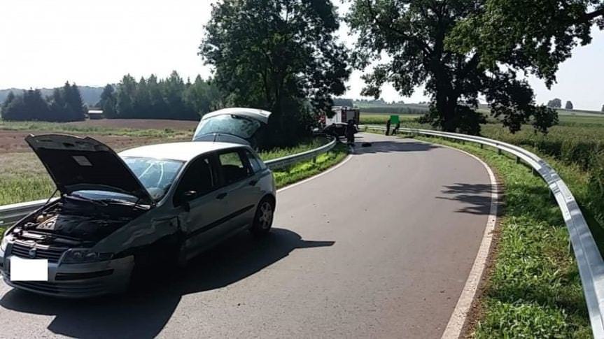 Zderzenie dwóch samochodów we Wzdowie