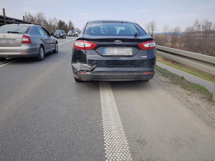 Zderzenie trzech samochodów na wiadukcie w Krośnie