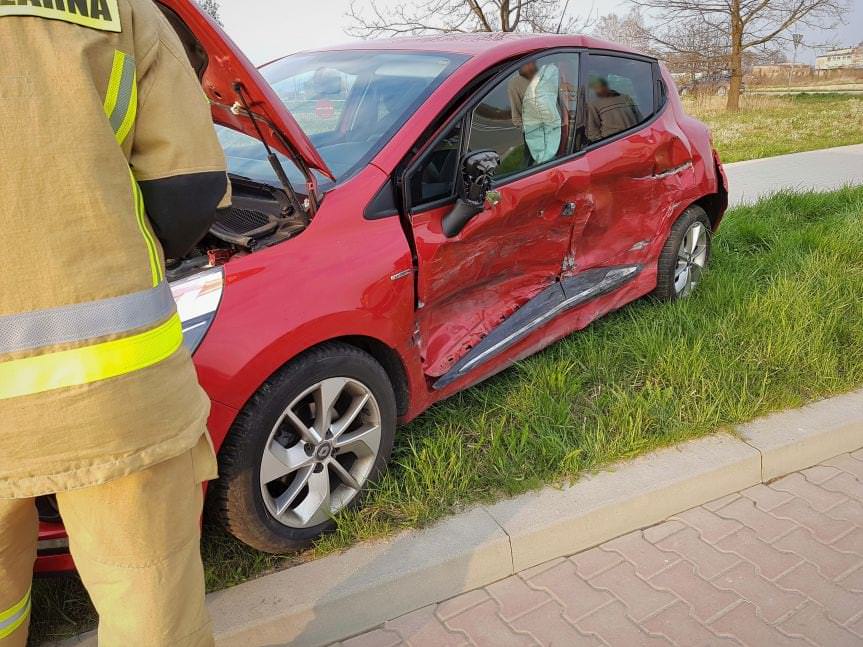 Zderzenie volkswagena i renault na ulicy Lotników w Krośnie