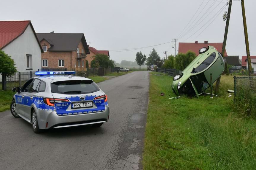 24-latka wjechała do rowu i dachowała