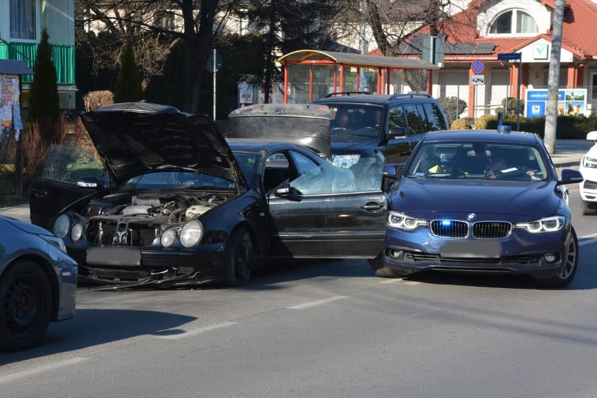 25-latek uciekał przed policją, uszkodził radiowóz, miał narkotyki