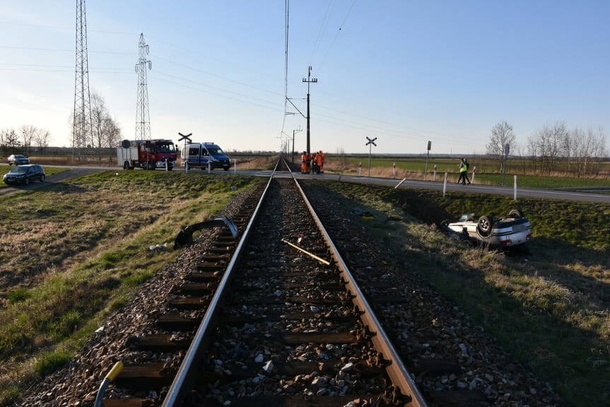 27-latek wjechał pod nadjeżdżający pociąg