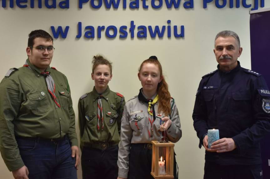 "Betlejemskie Światło Pokoju" dotarło do jarosławskiej komendy