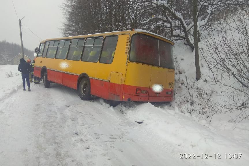 Bierówka. Wypadek autobusu z dziećmi