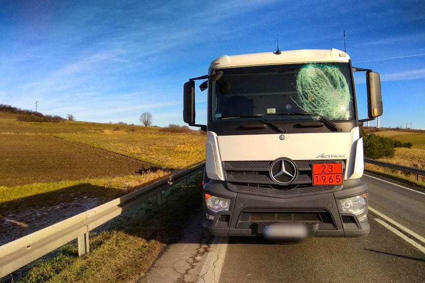 Bryła lodu uszkodziła ciągnik siodłowy