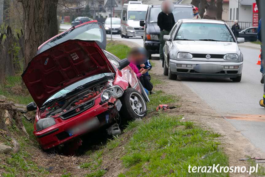 Cergowa. Zderzenie dwóch pojazdów na łuku drogi