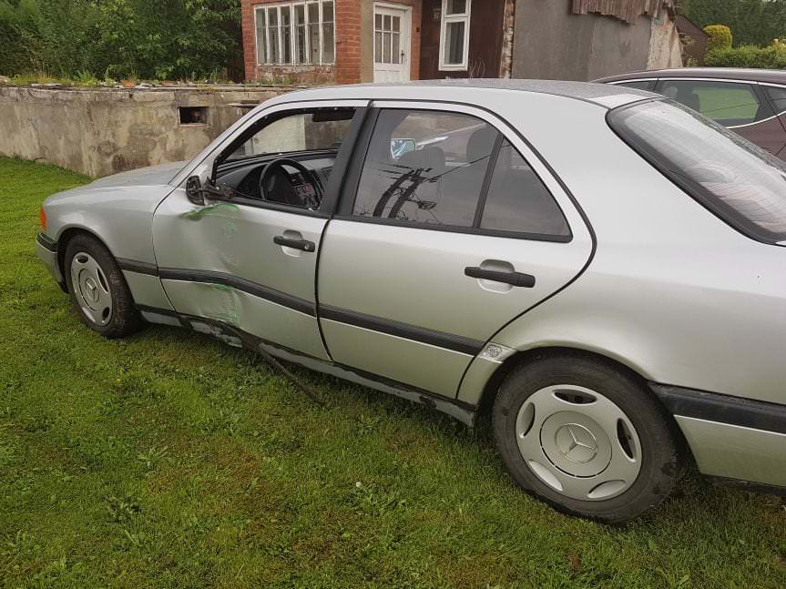 CHLEBNA. Mercedesem uderzył w kię i ogrodzenie 