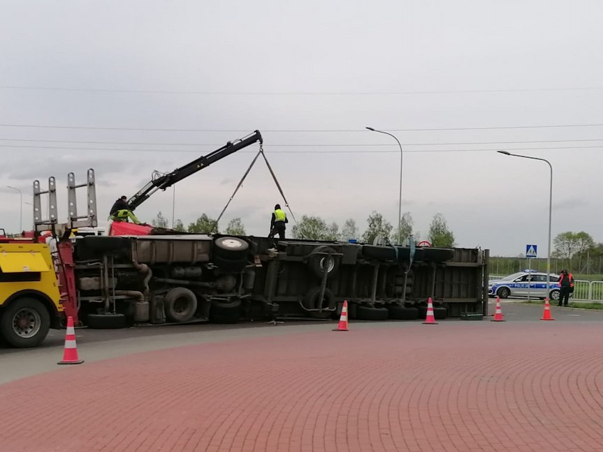 Ciężarówka na boku w miejscowości Wolina