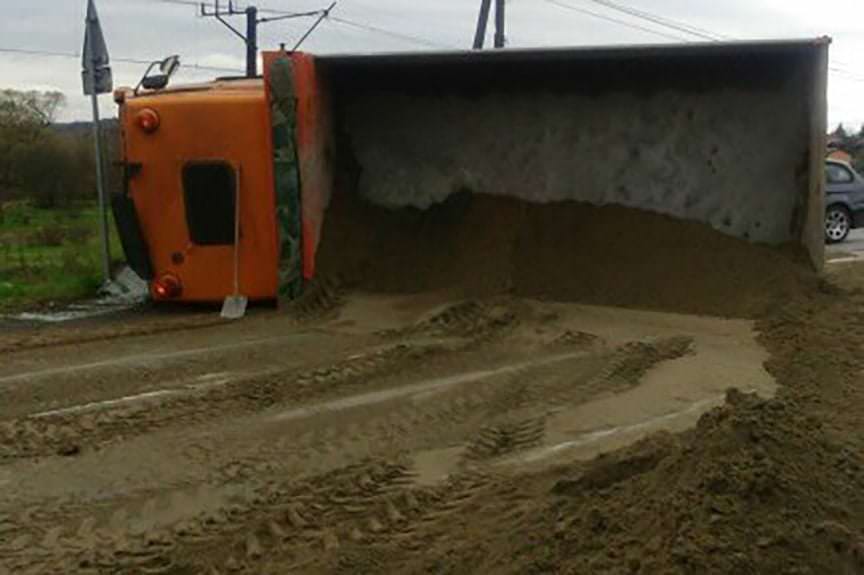 Ciężarówka z piaskiem na boku