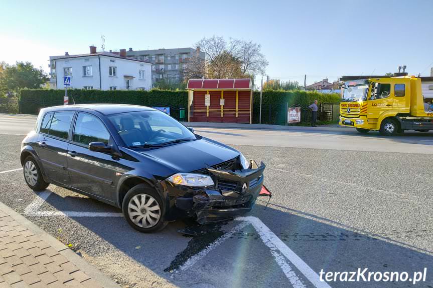 Czołowe zderzenie dwóch samochodów marki Renault w Krośnie