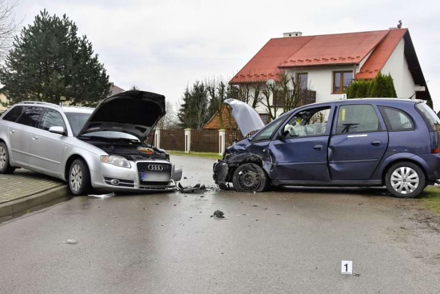 Czołowe zderzenie dwóch samochodów. Ucierpiało dziecko