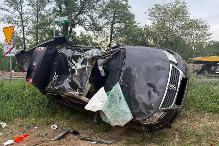 Dachowanie volkswagena w Rzemieniu, kierowca trafił do szpitala