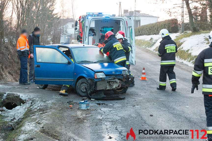 Fiatem wjechała do rowu