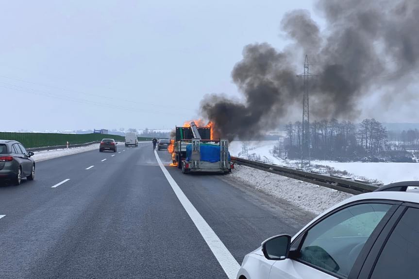 Funkcjonariusze podkarpackiej KAS pomogli kierowcy płonącego samochodu