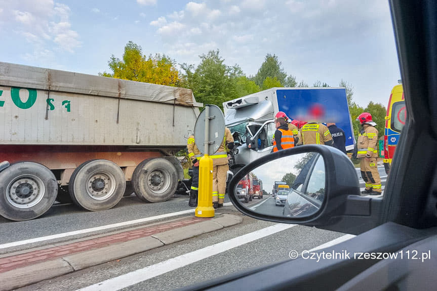 Głogów Młp. zderzenie samochodu dostawczego z TIR-em typu wanna