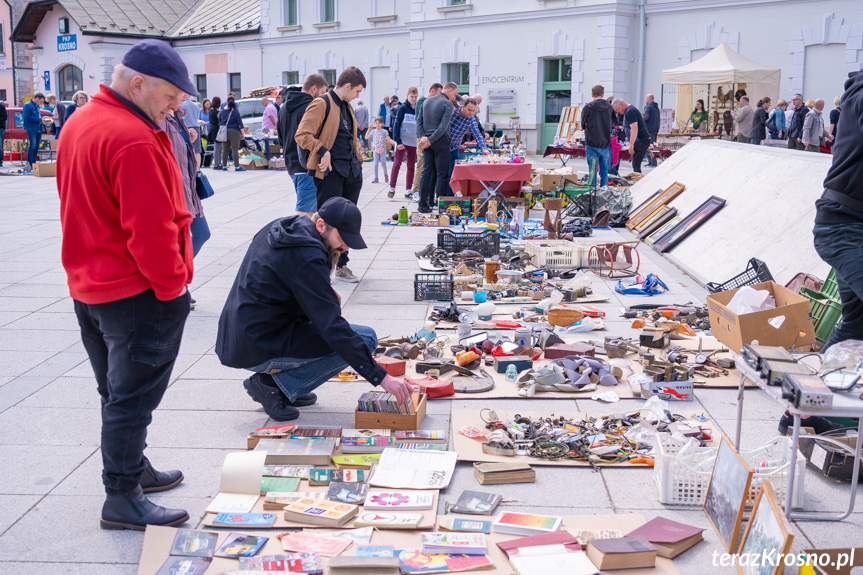 Jarmark staroci przed Etnocentrum Ziemi Krośnieńskiej