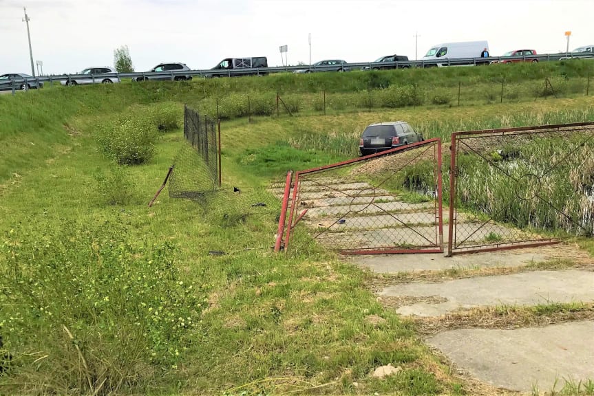 Jazdę zakończył w zbiorniku przeciwpożarowym