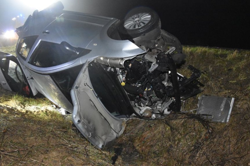 Jodłówka. 18-latek dachował citroenem. Trzy osoby w szpitalu