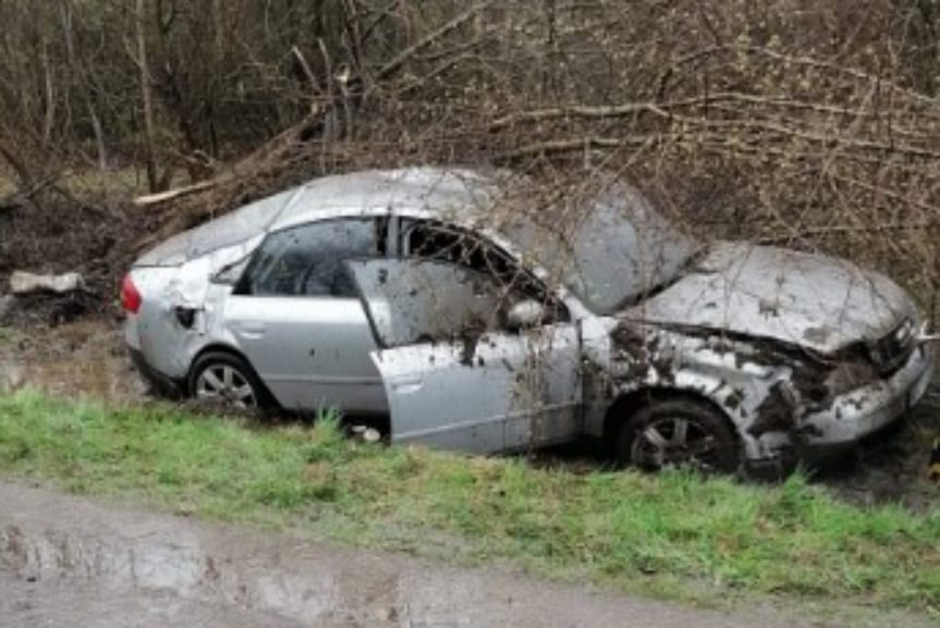 Kierowca audi wjechał do rowu. 5 osób trafiło do szpitala