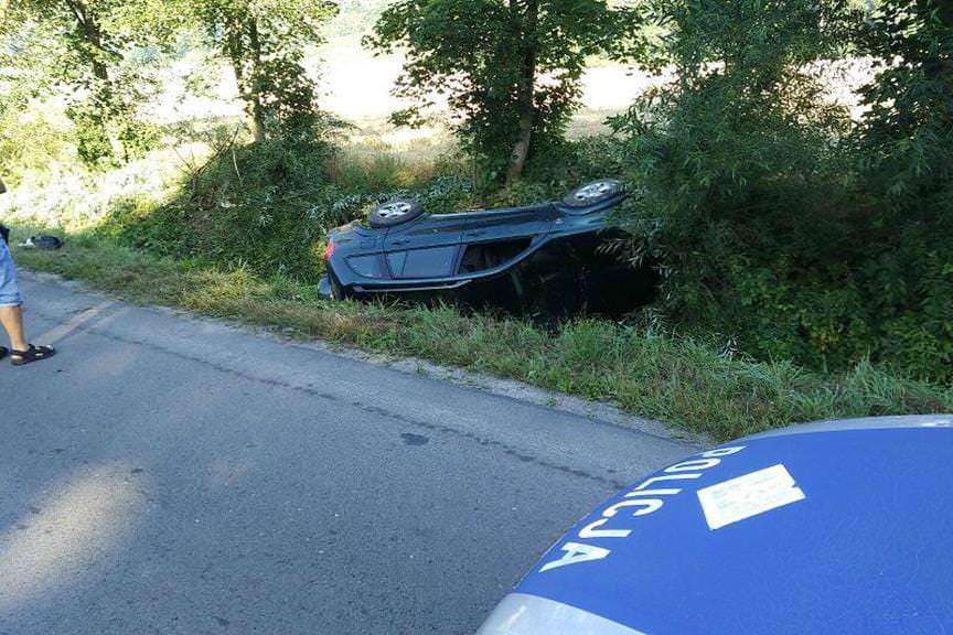 Kierowca toyoty zjechał z drogi