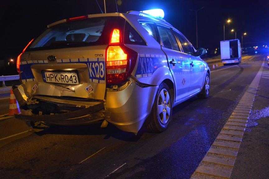 Kierowca volkswagena staranował policyjny radiowóz