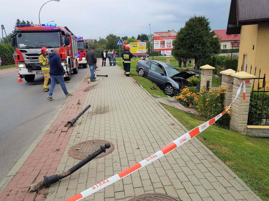 Krosno. Kierująca oplem wjechała w ogrodzenie