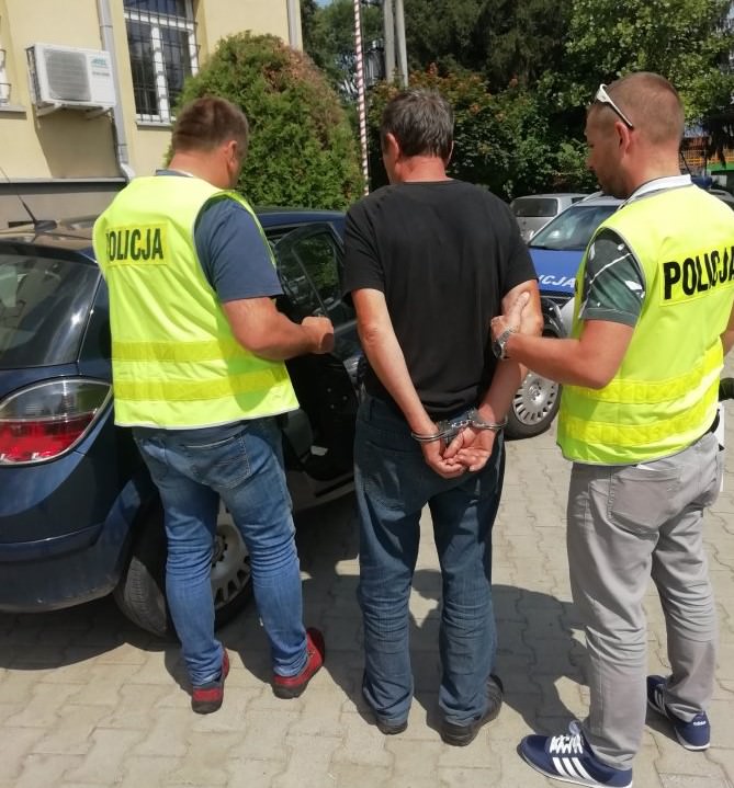 Kolbuszowa. Policjanci zatrzymali podejrzanego o zakopanie w lesie żywcem psa