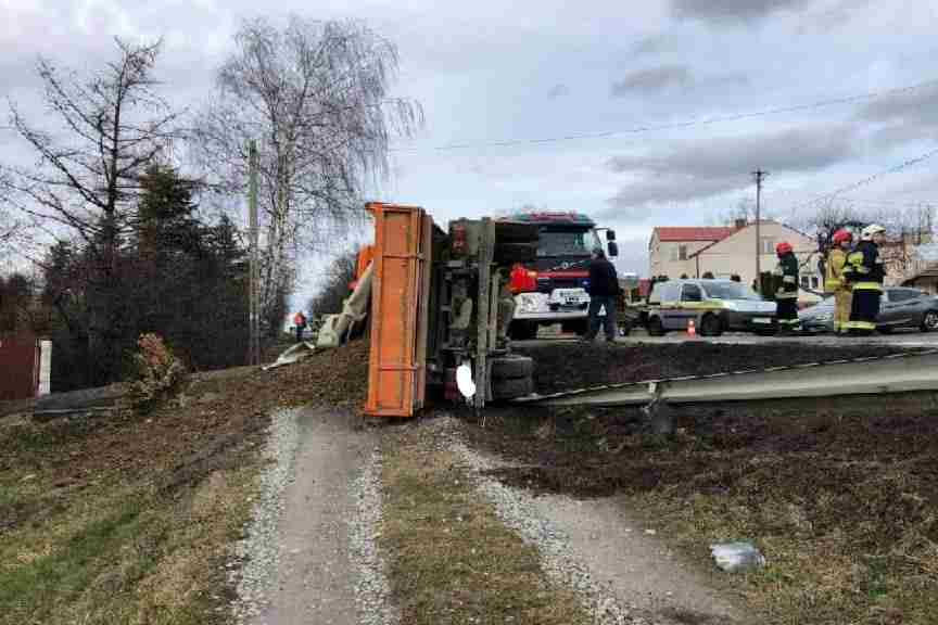 Kolizja ciężarówki na dk28