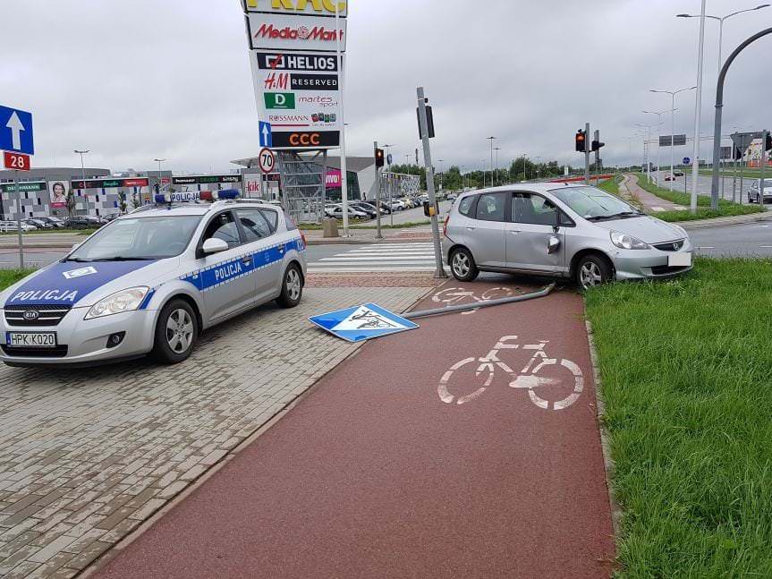 Kolizja dwóch samochodów na wysokości galerii VIVO  w Krośnie