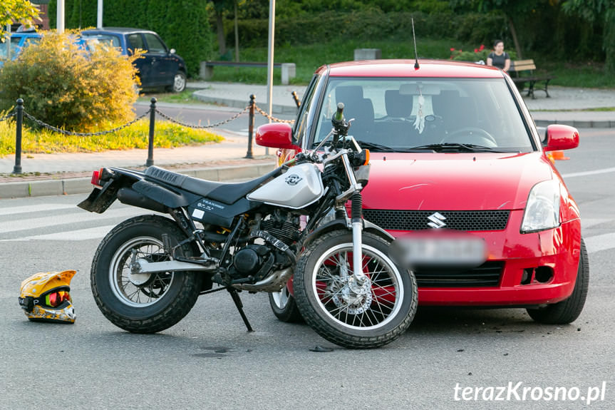 Kolizja motocykla z samochodem osobowym w Krośnie