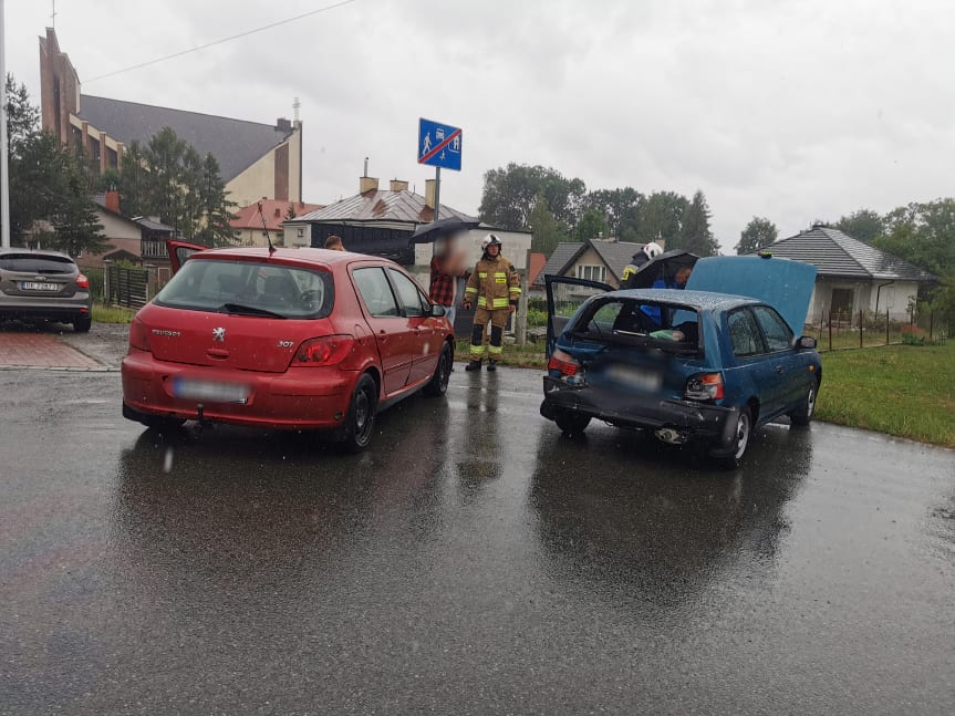 Kolizja nissana i peugeota na skrzyżowaniu 