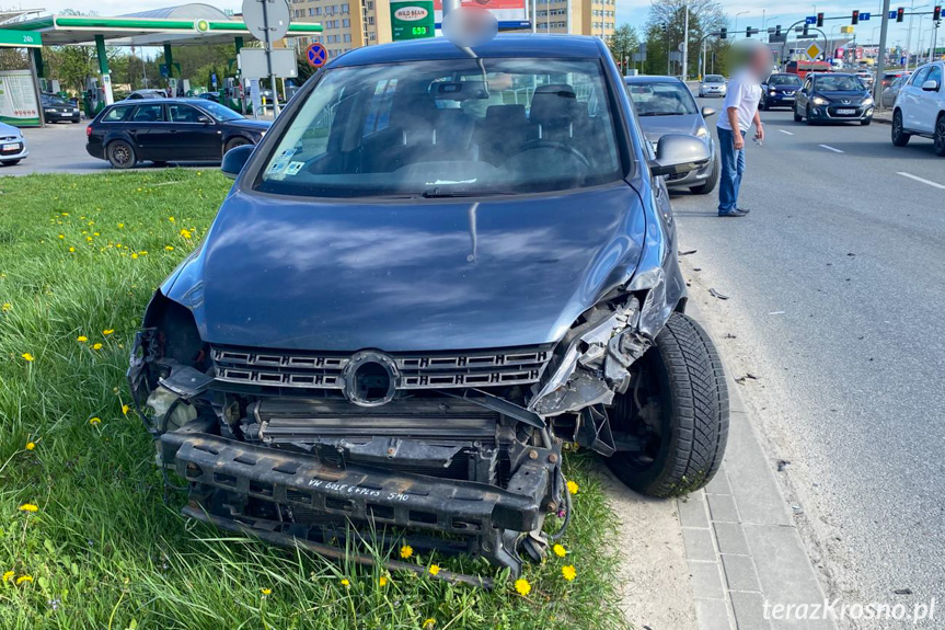 Kolizja osobówki z ciężarówką w Krośnie