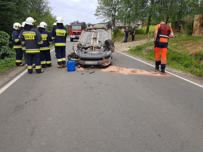 Wietrzno. Dachowanie samochodu osobowego