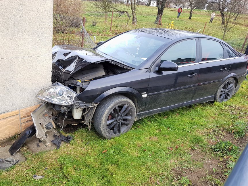 Kolizja w Zręcinie. Samochodem wjechał w dom