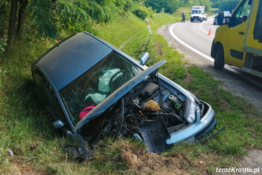 Kombornia. Samochód osobowy wypadł z drogi i uderzył w przepust